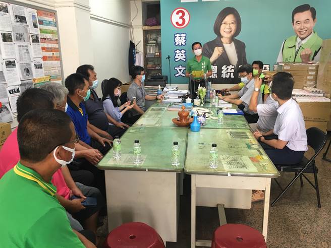市议员吴敏济8日再度邀集三方协调，积极解决农民困境。（陈淑娥摄）