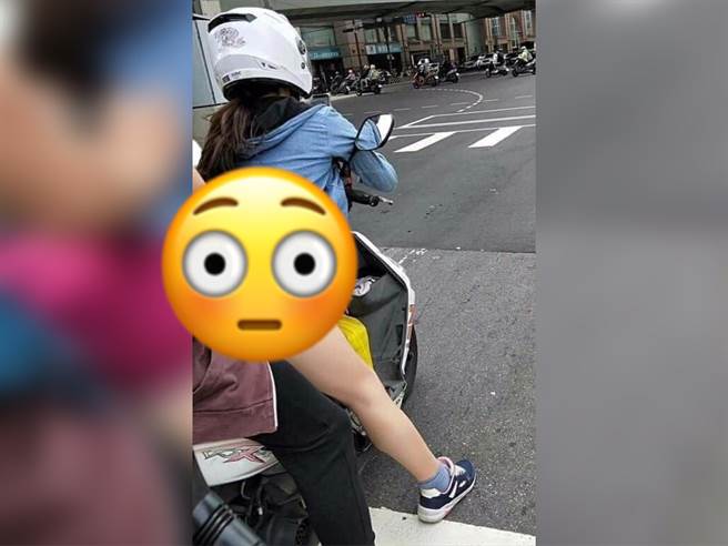 有网友在脸书分享一张女骑士的撩人的等红灯姿势，引起网友热烈讨论。（翻摄自脸书社团《爆废公社二馆》）