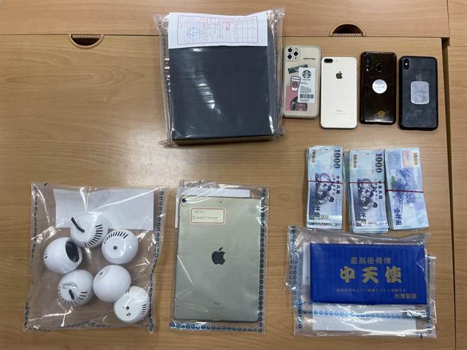 警方查獲賭具、現金17萬多元等贓證物。（翻攝照片／林郁平台北傳真）