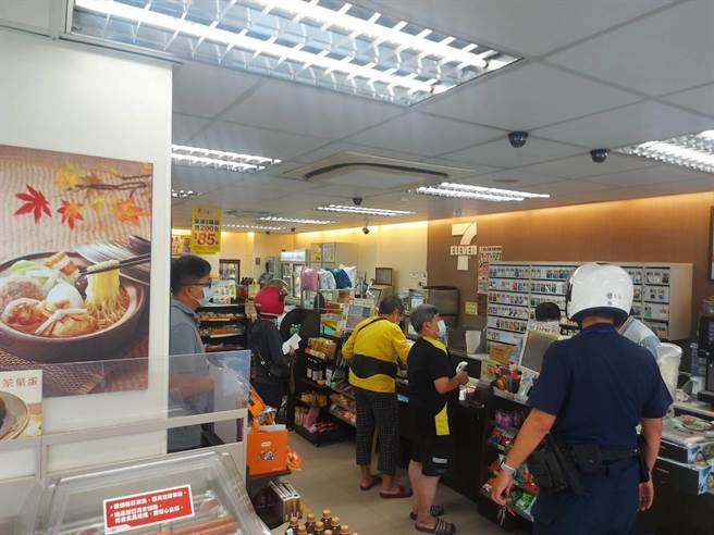 為了阻止詐騙集團、不法人士，新北市三峽警分局除了運用實體宣導外，也透過線上社群力量，組成「三鶯地區金融機構與超商反詐群組」LINE平台，即時阻斷詐騙手法。（警方提供）