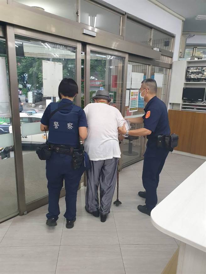 員警攙扶101歲人瑞馮姓老翁（中）上車，並協助他搭車返家。（台中市警第二分局提供／張妍溱台中傳真）