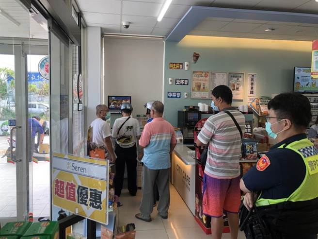 台南市警察局白河分局員警至白河區河東里統一超商關心民眾領用五倍券狀況。（讀者提供／劉秀芬台南傳真）