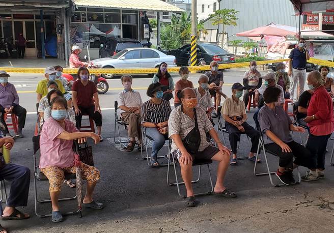 云林县府近日发放重阳敬老金，全县符合资格有近13万名长者，约有500多名老人首次因排富条款领不到重阳敬老金。图为林内乡65岁以上老人等候接种流感疫苗。（周丽兰摄）
