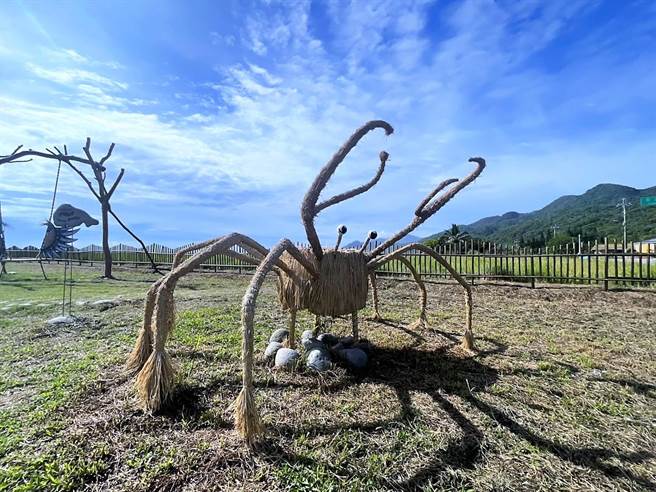 丰滨乡公所在新社部落、石梯坪2处临路梯田提供创作场域，邀请当地族人以稻秆、木头为材料制作装置艺术。（丰滨乡公所提供／王志伟花莲传真）