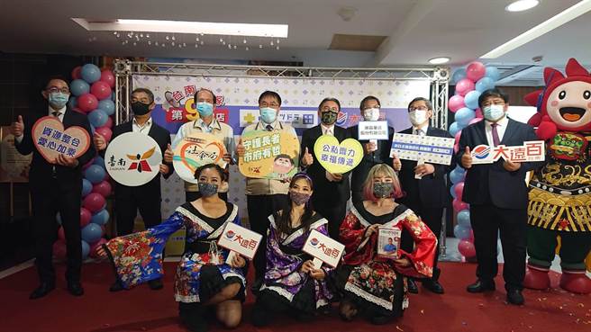 台南市长黄伟哲（后排左四）感谢药妆店开幕作公益，捐赠250万元物资给社会局老福科。（程炳璋摄）