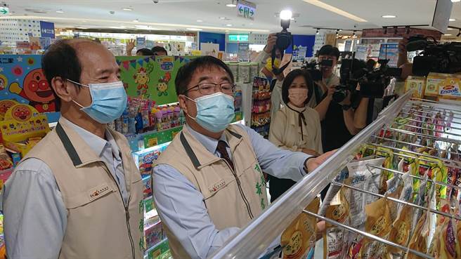 台南市长黄伟哲（左二）逛起药妆店，并购买随身零嘴。（程炳璋摄）
