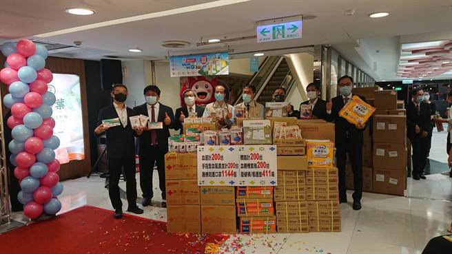 药妆店开幕，业者捐赠250万元价值的药妆物资给台南市社会局，台南市长黄伟哲（左四）表达感谢。（程炳璋摄）