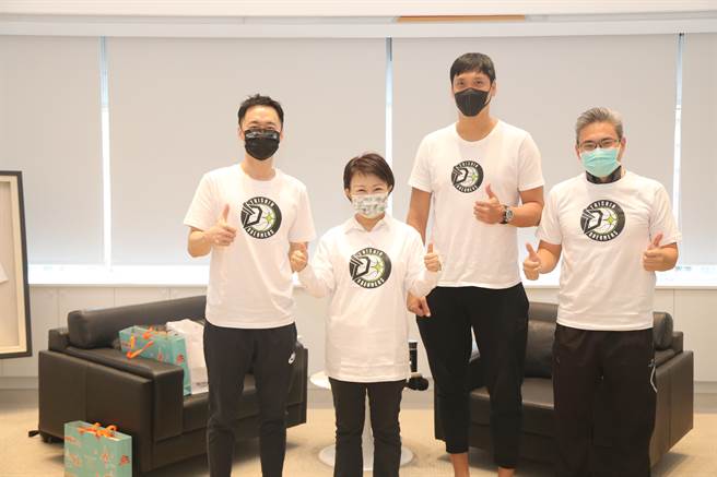 福尔摩沙台新梦想家篮球队今日拜会台中市府，市长卢秀燕表示，欢迎更多球队落脚台中。（卢金足摄）