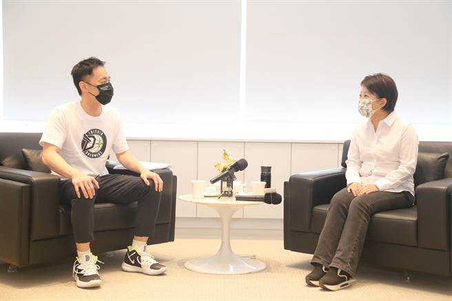 福尔摩沙台新梦想家篮球队今日拜会台中市府，市长卢秀燕表示，欢迎更多球队落脚台中。（卢金足摄）