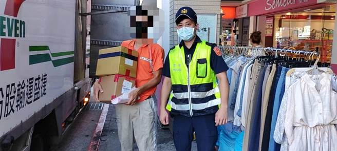 保大员警今护送五倍券到各超商。（翻摄照片／林郁平台北传真）