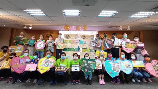 在台南市政府团队大力行销下，今年的身障秋节礼盒销售总金额首度突破千万元。（社会局提供／洪荣志台南传真）