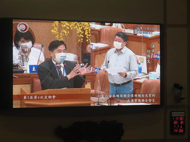 新北市議員何博文今在議會質詢表示YouBike1.0使用的好好的，為何要提升至2.0？痛批市府汰換得利的只有廠商。（陳慰慈攝）