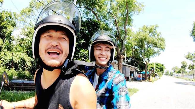 KID和炎亞綸騎機車遊池上。（三立提供）