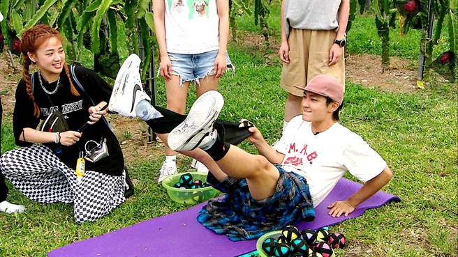 炎亞綸挑戰彈弓遊戲。（三立提供）