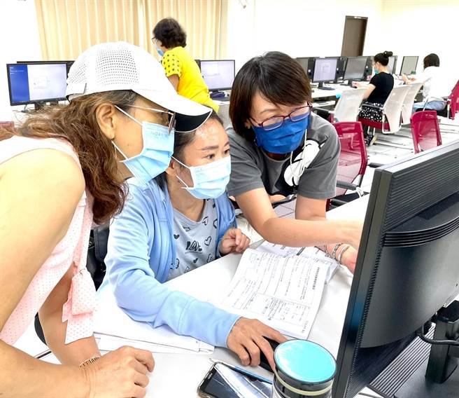 臺北市大安區公所自9月10日至10月8日止開辦的新移民生活成長營暨電腦應用班，108年開辦後深獲好評。(大安區公所提供)