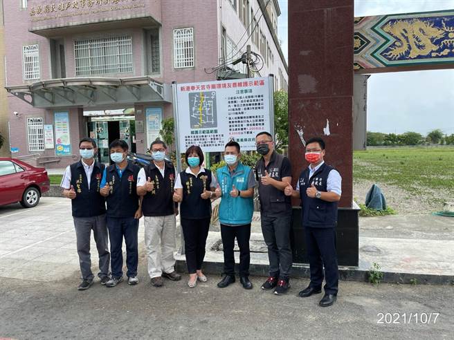 環保局長張根穆（右三）7日到兩處信仰中心維護示範區公告牌揭牌。（嘉縣政府提供／張亦惠嘉縣傳真）