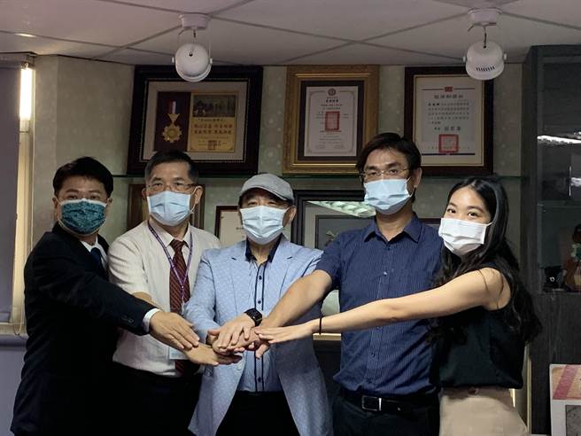 明道大学董事长李超群(中)等人，今天站出来驳斥有心人士的爆料都是抹黑，强调已经提出告诉并将求偿。(林欣仪摄)