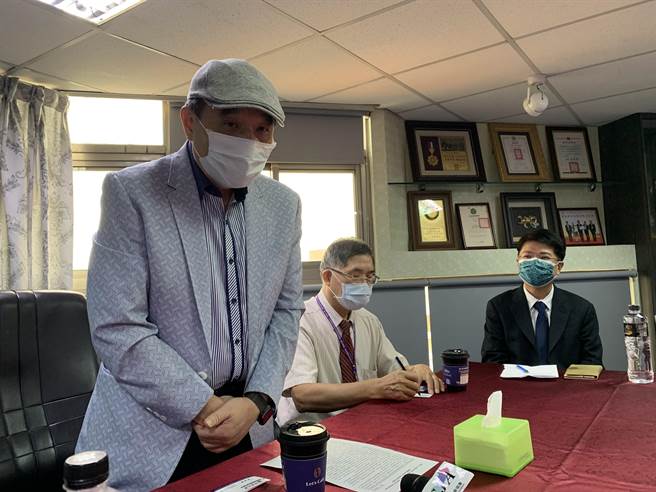明道大学董事长李超群等人，今天站出来驳斥有心人士的爆料都是抹黑，强调已经提出告诉并将求偿。(林欣仪摄)