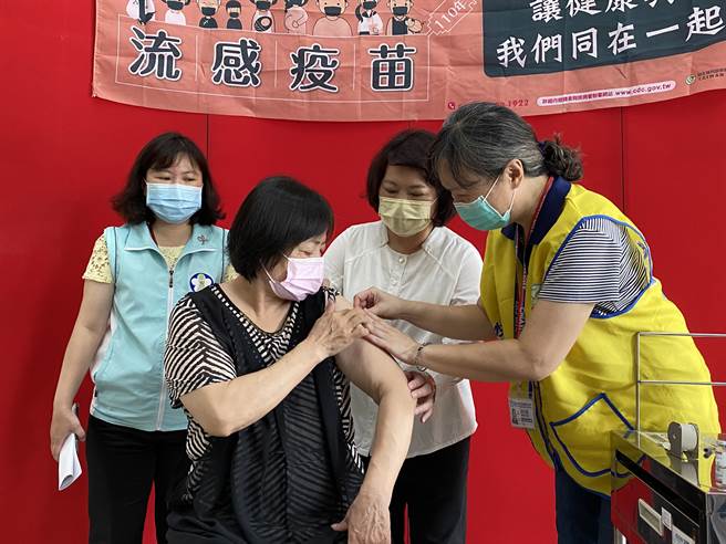 嘉义市长黄敏惠（右二 ）关怀6旬妇人左手臂接种流感疫苗。（廖素慧摄）