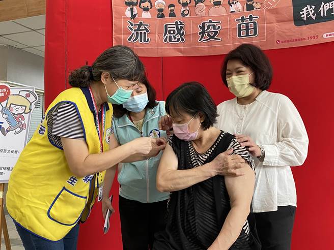 嘉义市长黄敏惠（右一）关怀6旬妇人右手臂接种肺炎链球菌疫苗。（廖素慧摄）
