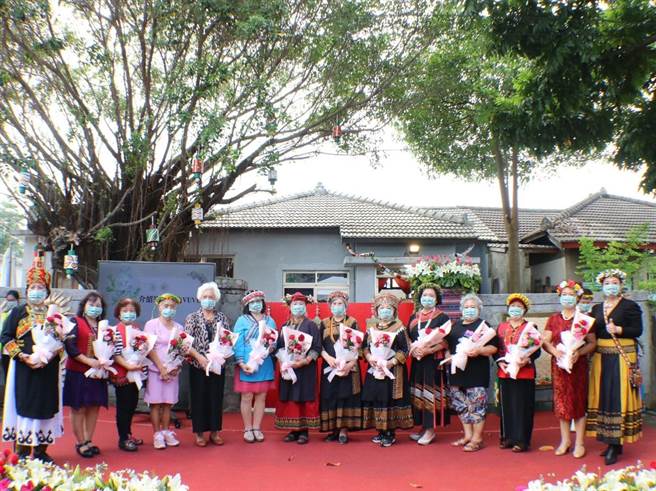 高市原民会8日于左营区建业新村举办「TAKAO原创基地」揭牌仪式暨「VuVu与外省先生的故事」影像展开展，将眷村閒置馆舍打造成北高雄原住民新据点。（高雄市原民会提供／林雅惠高雄传真）