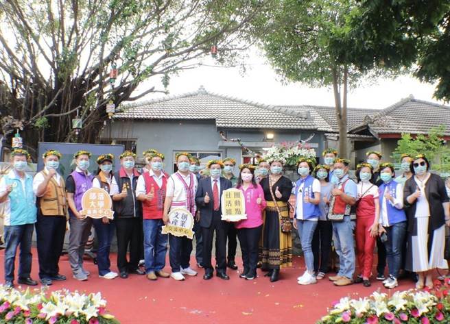 高市原民会8日于左营区建业新村举办「TAKAO原创基地」揭牌仪式暨「VuVu与外省先生的故事」影像展开展，将眷村閒置馆舍打造成北高雄原住民新据点。（高雄市原民会提供／林雅惠高雄传真）