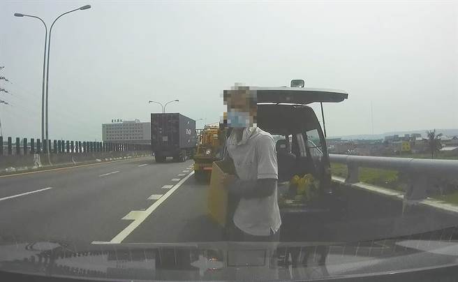 男子货车水厢水用罄，抛锚74号快速道路上，中市警局雾峰分局交通分队女警，不迟辛劳，绕了一大圈取水再来救援。（雾峰分局提供／黄国峰台中传真）