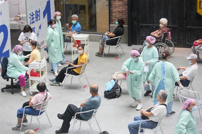 高端疫苗累计158件接种后严重不良事件，其中包括22件死亡。图为民眾打疫苗的画面。（本报系资料照）