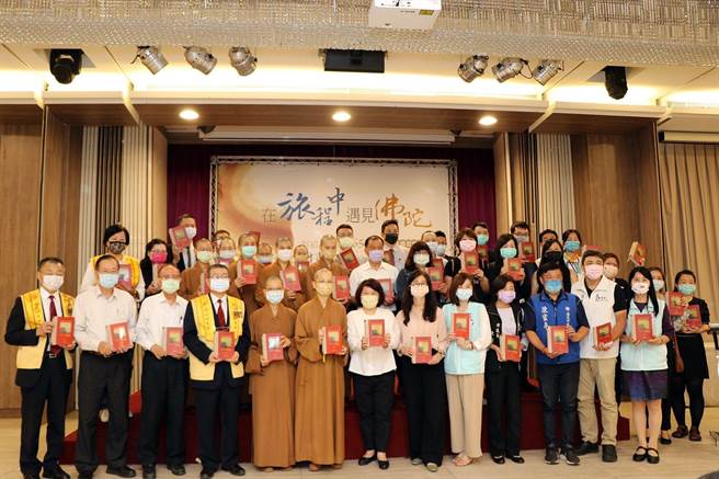 嘉义市长黄敏惠偕旅宿业受赠星云大师着作《献给旅行者365日：中华文化佛教宝典》。（嘉义市政府提供）