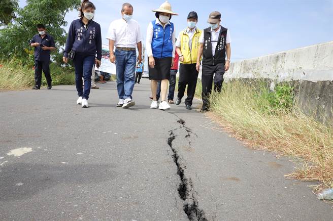 云林县长张丽善今（8日）前往口湖乡水井养殖区说明县府争取到的「110年养殖渔业振兴计画」施工范围、项目，并听取渔民意见。（周丽兰摄）