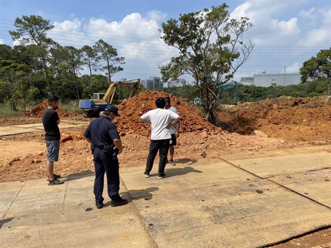 桃园市龙潭山区日前疑似遭到倾倒废土，桃园市龙潭警分局日前将郑姓负责人、叶姓司机送办。（翻摄照片）