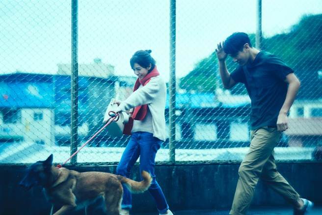 柯震东在片中开玩笑，想拉着宋芸桦下地狱。（麻吉砥加电影有限公司提供）