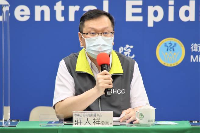 中央流行疫情指揮中心表示，由於今年新冠肺炎、流感疫苗同時開打，需要間隔7天，打氣較去年縮減，但是每日仍新增12萬人左右。(指揮中心提供)