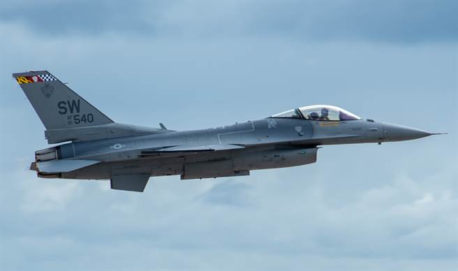 1架洛克希德马丁（Lockheed Martin）F-16V战机在加州圣地牙哥准备起飞。（达志影像/Shutterstock）