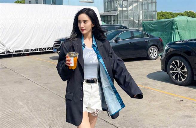工作室晒出杨幂私下美照，杨幂胸线位置引发讨论。（图／翻摄自嘉行杨幂工作室微博）