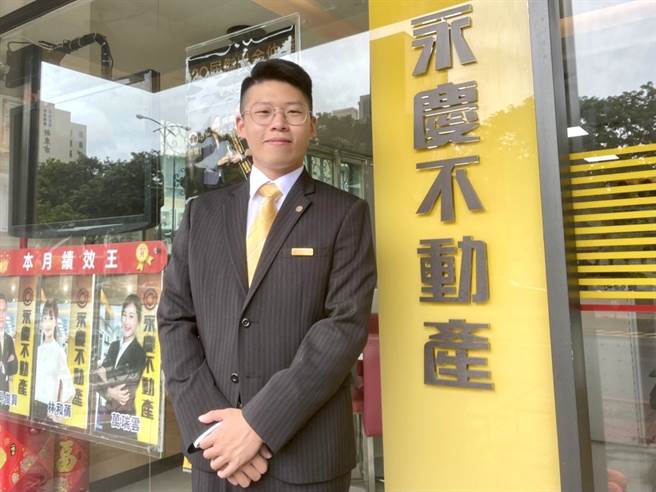 在永庆不动产竹北高铁文兴加盟店工作才半年时间，余尚鸿就创造250万元业绩，累积年薪已经突破100万元，实力惊人！(图/永庆不动产提供)