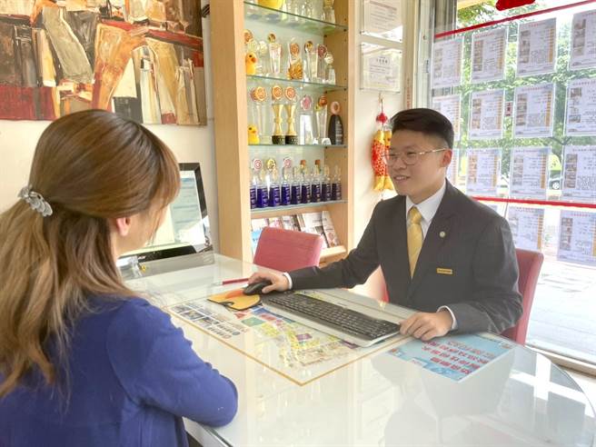 永庆加盟四品牌联卖制度，让余尚鸿省去开发物件时间，只要专注把客户服务做好，就能滚动更多业绩。(图/永庆不动产提供)