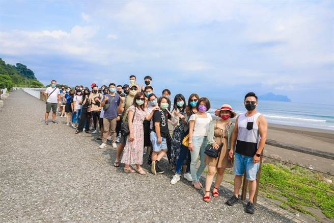 余尚鸿指出，在竹北高铁文兴加盟店这个大家庭，让他衝劲满满、勇于挑战，希望达成「单月业绩突破100万」目标。(图/永庆不动产提供)

