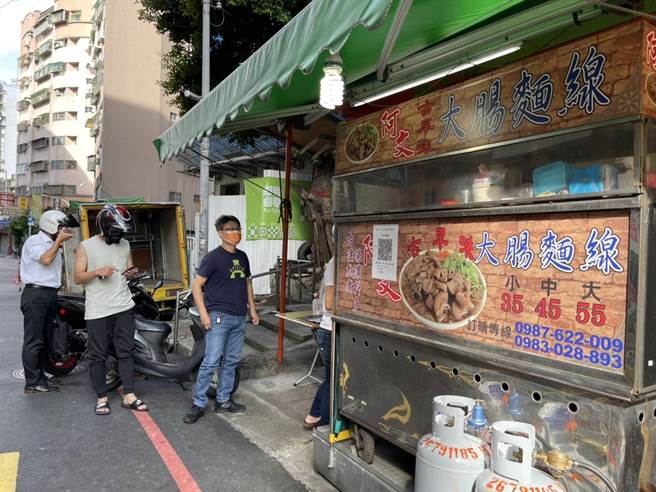 主计长朱泽民称一碗蚵仔麵线「大概20块左右」，引发各界譁然。新北市莺歌区大肠麵线店家表示，一碗小碗蚵仔麵线成本绝对超出20元，小碗清麵线才有可能卖20元，甚至还可能赔本，不过若是主计长有兴趣到店内用餐，店家绝对欢迎，也会当面计算成本给主计长看。（蔡雯如摄）