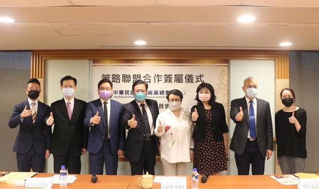 商总理事长许舒博(左起)、商总AI科技与数位应用委员会主委刘先觉、Deloitte勤业眾信总裁柯志贤、KPMG安侯建业赖伟晏数位创新服务营运长、商总AI科技与数位应用委员会蔡玉玲副主委、五校代表政大商学院金融科技研究中心王俪玲主任、工业技术研究院张培仁副院长、资讯工业策进会金融科技中心主任宋佩珊。（图／商总提供）
