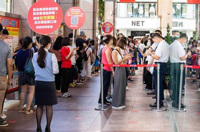 新光三越周年慶五倍券加持 3C類業績翻2倍。（石智中攝）