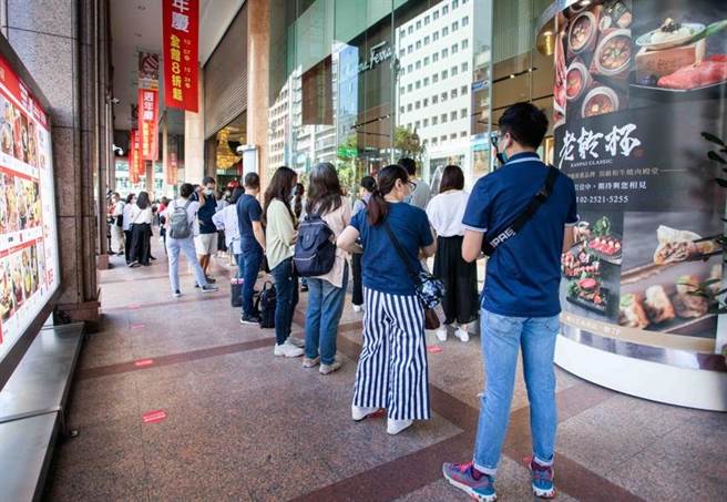 新光三越台北南西店周年慶搭上五倍券吸引消費者排隊。（石智中攝）