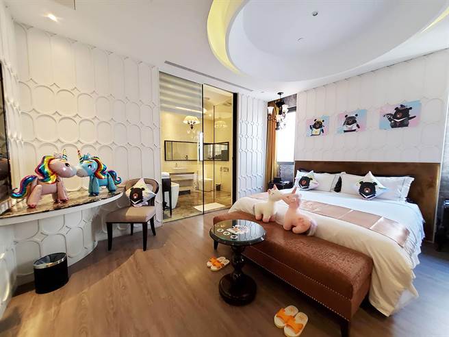 游客以最低2999元并最少持2000元五倍券或国旅券入住「喔熊主题套房」可获得喔熊系列加码住房好礼。（参山处提供／黄国峰台中传真）