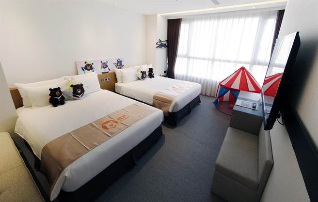 游客以最低2999元并最少持2000元五倍券或国旅券入住「喔熊主题套房」可获得喔熊系列加码住房好礼。（参山处提供／黄国峰台中传真）