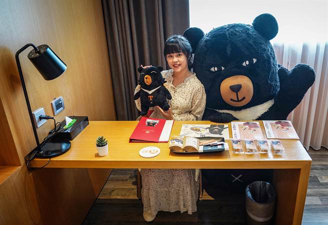 游客以最低2999元并最少持2000元五倍券或国旅券入住「喔熊主题套房」可获得喔熊系列加码住房好礼。（参山处提供／黄国峰台中传真）