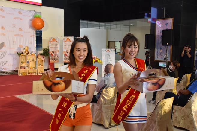 泰安甜柿开始上市。（谢明俊摄）