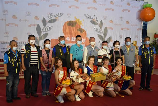 苗栗县长徐耀昌欢迎各地民眾来泰安旅游，吃甜柿、泡好汤。（谢明俊摄）