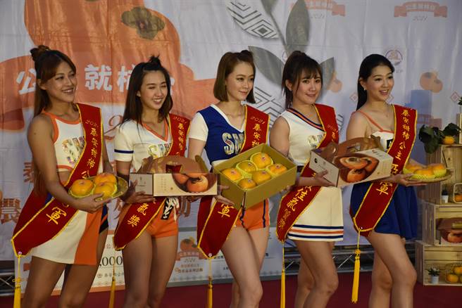 泰安甜柿开始上市。（谢明俊摄）