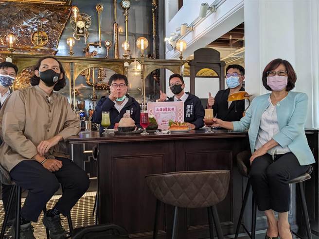 高雄券8日首发，高雄巿长陈其迈8日到哈玛星旧三和银行所在咖啡馆消费五倍券，不仅拿到高雄券，还跟经发局长廖泰翔（中）、巿议员康裕成（右）、邱俊宪（右二）等人享用甜点。（曹明正摄）