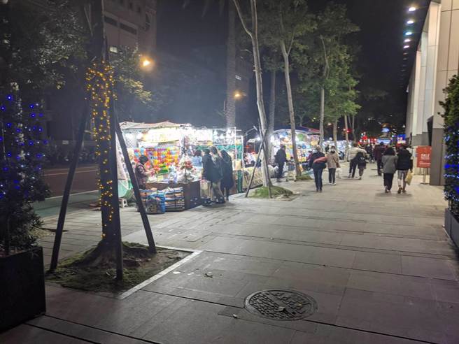 基河路上的豪宅，晚上变成夜市，住户向国民党台北市议员王志冰陈情。（汪志冰提供）